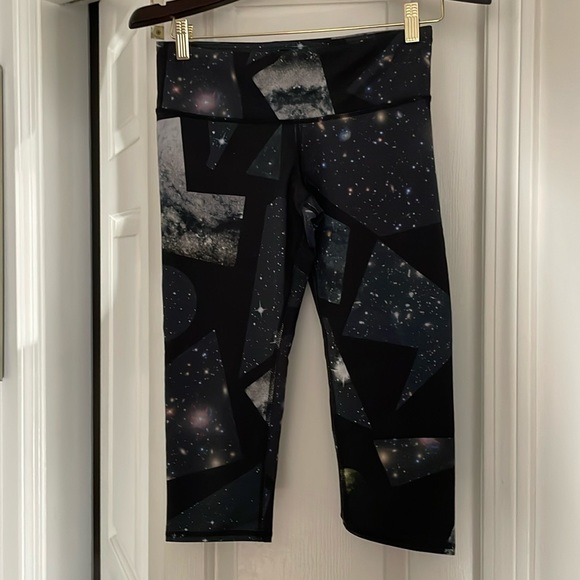 ALO Yoga Airbrush Capri in color Vapor Space - Picture 3 of 6